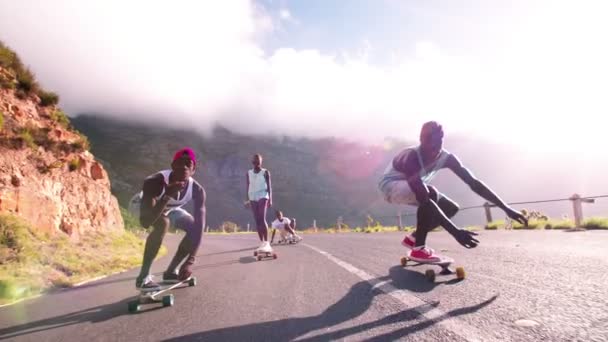 Longboarders racing på en bergsväg — Stockvideo