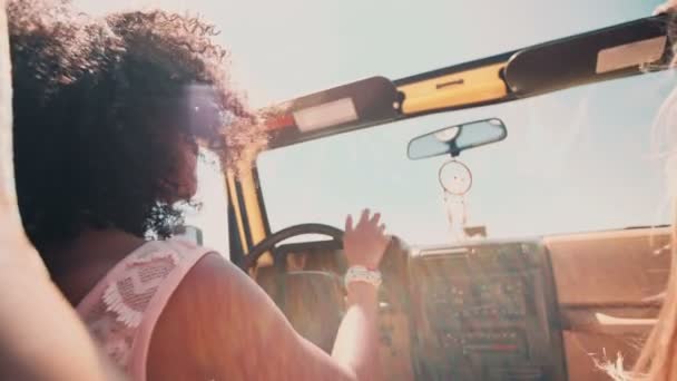 Афродевушка за рулем автомобиля во время поездки по дороге — стоковое видео