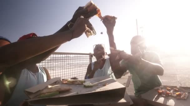 青少年朋友们欢呼与比萨饼 — 图库视频影像