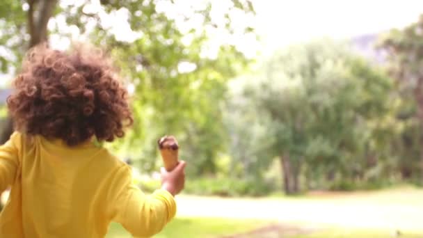 Fiú birtoklás egy fagylaltot a parkban — Stock videók