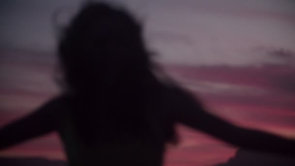 Chica bailando en la playa al atardecer — Vídeo de stock