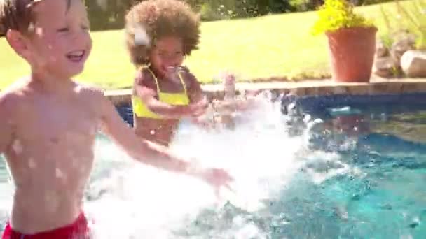 Chica salpicando con amigos en una piscina — Vídeos de Stock