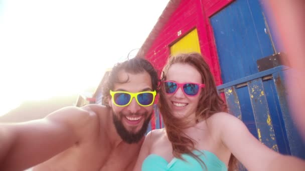 Couple posant pour selfie — Video
