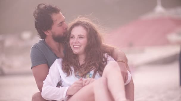 Pareja feliz en la playa — Vídeos de Stock