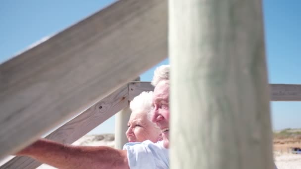 Pareja disfrutando de tiempo juntos en la playa — Vídeos de Stock