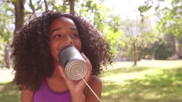 Afro-Mädchen spricht in Blechdose telefonieren — Stockvideo