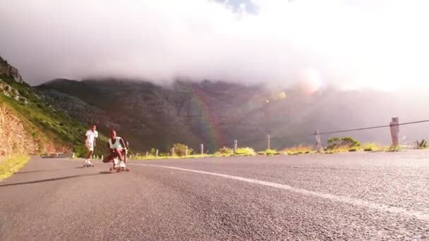 Fille tirant un visage sur son longboard — Video