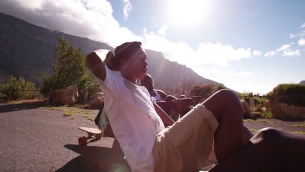 Amis bavardant joyeusement sur leurs longboards — Video