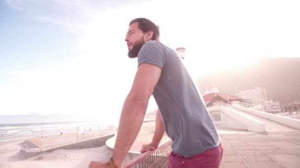 Guy se relaxant à la plage le soir — Video