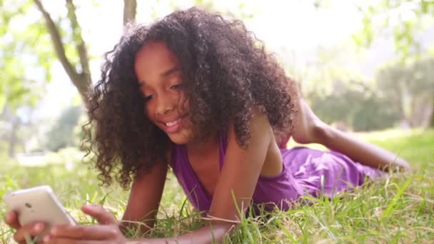 Fille dans le parc envoyer un message au téléphone — Video