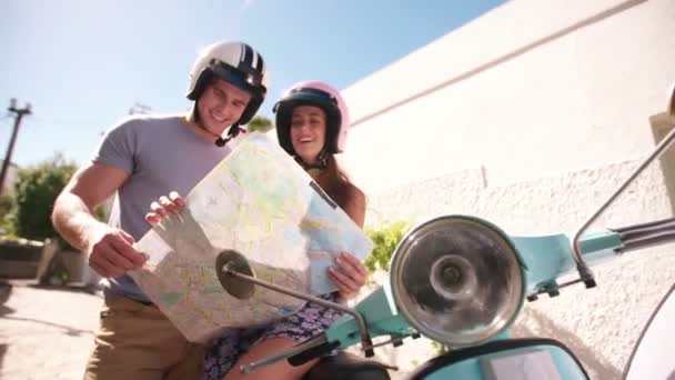 Pasangan yang membahas arah pada peta — Stok Video