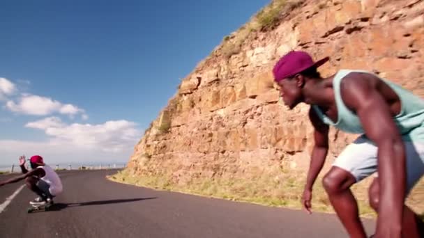 Skateboarders corrida downhill juntos — Vídeo de Stock