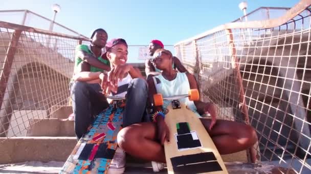 Афроамериканская девушка тусуется с друзьями — стоковое видео