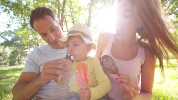 Eltern mit Tochter essen Eis — Stockvideo