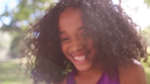 Afro lány nevetve játékosan egy parkban — Stock videók