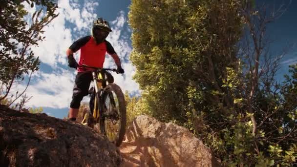 Ciclista de montaña montando cuesta abajo — Vídeos de Stock