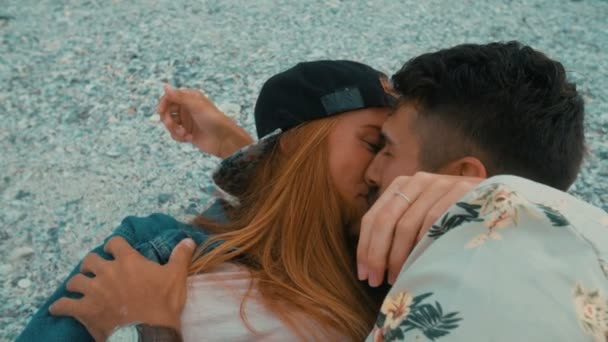 Hipster ζευγάρι φιλιούνται στην παραλία — Αρχείο Βίντεο