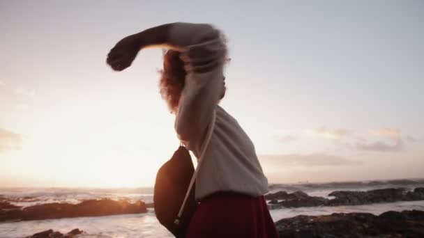 Αφρο κορίτσι πετάει την πέτρα στον ωκεανό — Αρχείο Βίντεο