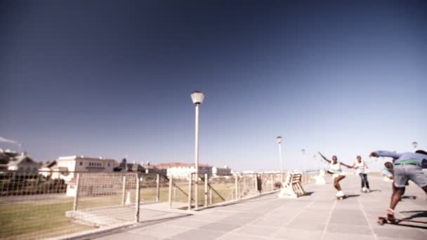 Afrikaanse Amerikaanse tieners longboarding op het strand — Stockvideo