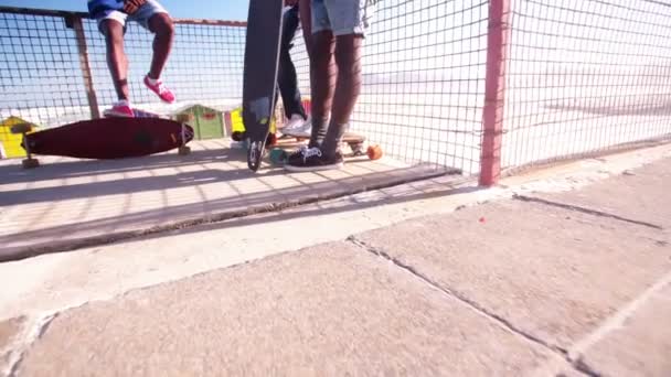 Лонгбордисты и их скейтбордисты — стоковое видео