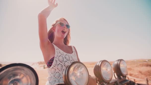 Teenage girl waving on a road trip — Stock Video