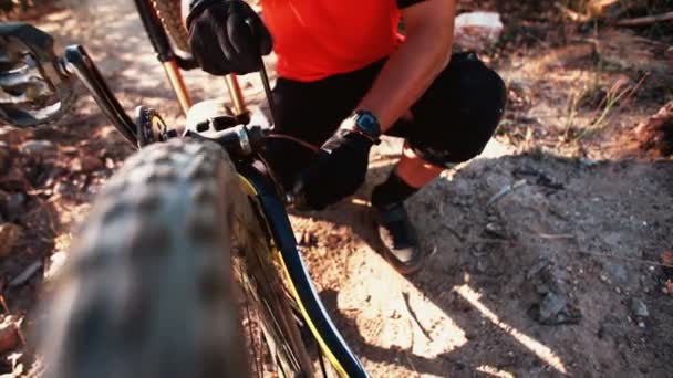 Ciclista de montaña reparando su bicicleta rota — Vídeo de stock