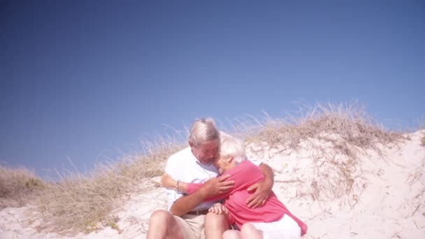 Seniorpaar am Strand umarmt — Stockvideo