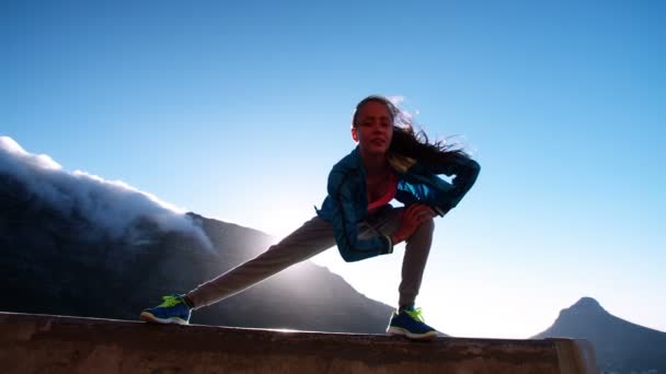 Teenager Mädchen streckt ihre Beine — Stockvideo