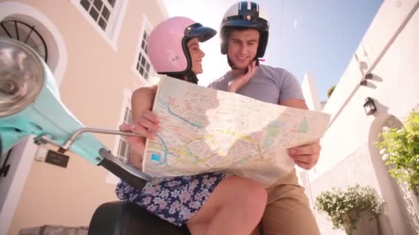 Ζευγάρι χρησιμοποιώντας χάρτη ενώ σε οδικό ταξίδι — Αρχείο Βίντεο