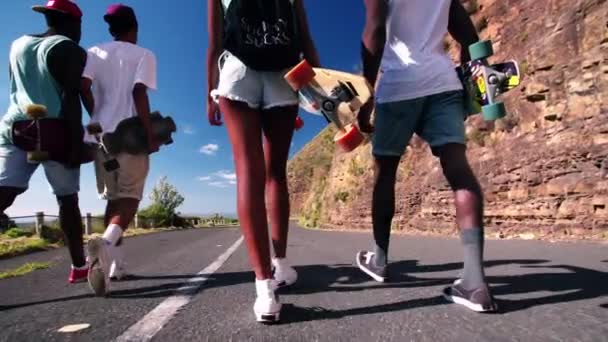 Підліткові робітники, що ходять по дорозі — стокове відео