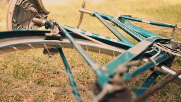 Велосипед лежит в траве — стоковое видео