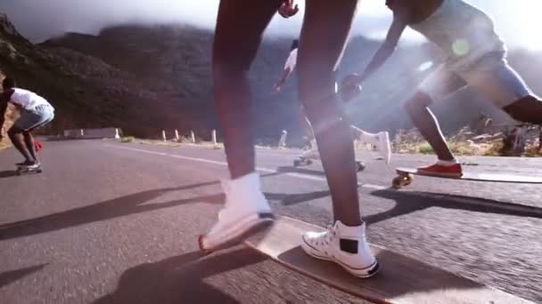 Longboarder rasen auf einer Bergstraße — Stockvideo