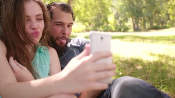 Couple tirant des visages pour un selfie — Video