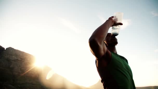 Αθλητής που πίνει νερό από ένα μπουκάλι νερό — Αρχείο Βίντεο