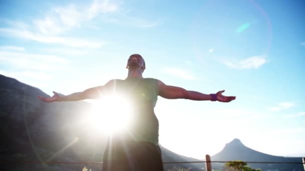 Runner genieten van een ochtend fitness oefening — Stockvideo