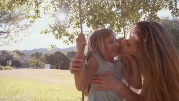 Madre abbracciare sua figlia su swing — Video Stock