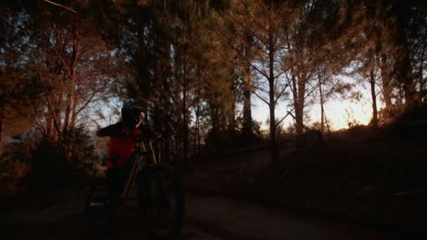 Mountain bike spingendo la sua bici — Video Stock