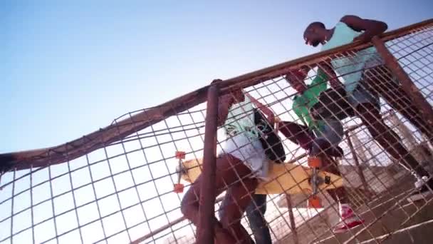 Les adolescents portant des baskets descendent les marches — Video