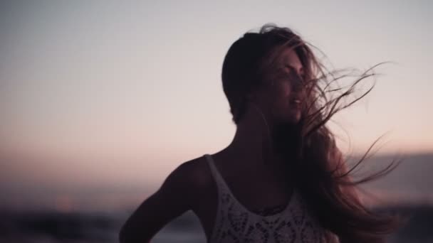 Chica viendo el mar en la playa — Vídeo de stock