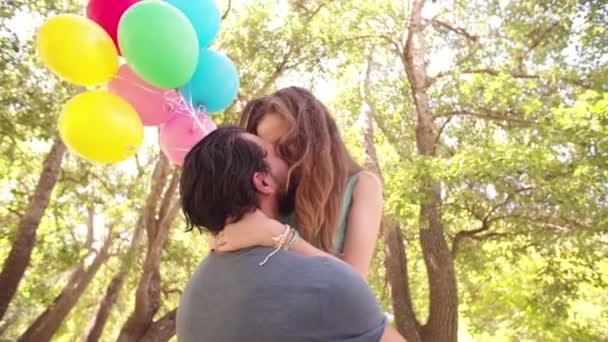 Guy levantando a su novia en un parque — Vídeos de Stock