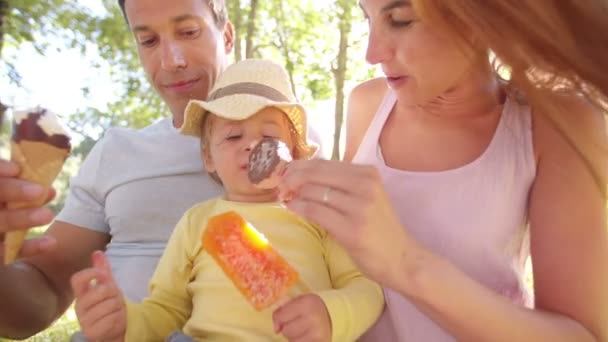 Parents with daughter eating ice creams — Stock Video