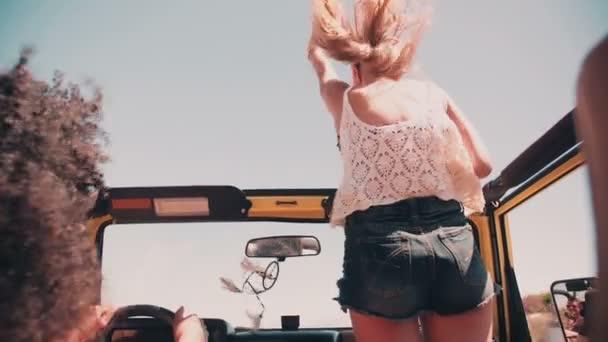 Teenage girl waving on road trip — Stock Video