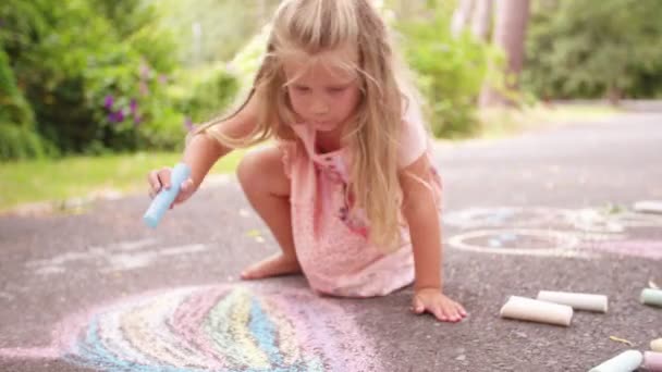 Little girl chalk drawing heart — Stock Video