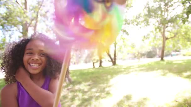 Afro chica jugando con juguete molino de viento — Vídeos de Stock