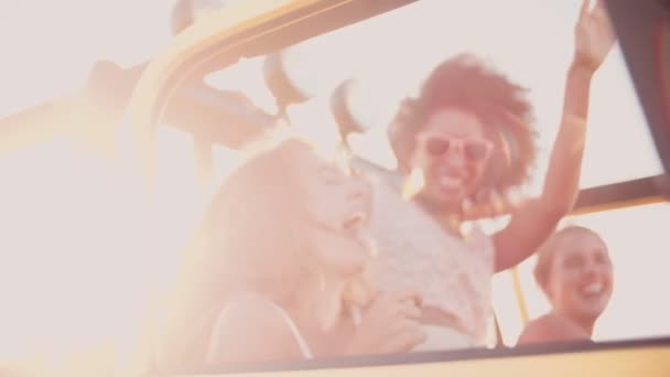 Afro chica con amigos en un viaje por carretera — Vídeos de Stock