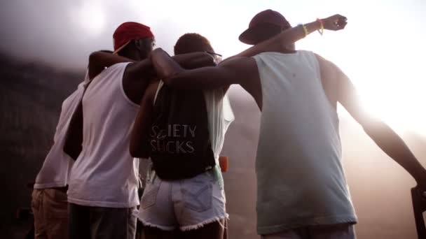 Skater friends looking out at the landscape — Stock Video