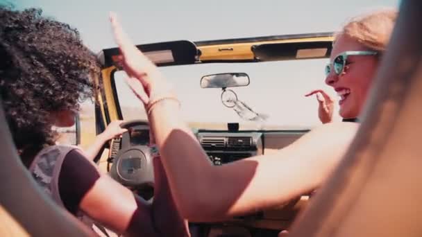 Adolescentes chicas en un viaje por carretera vacaciones — Vídeo de stock