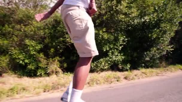 Longboarder patinaje cuesta abajo en carretera de montaña — Vídeos de Stock