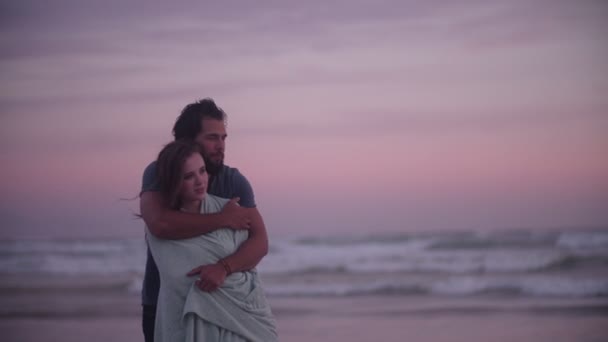 Tipo abrazando a su novia en la playa — Vídeo de stock