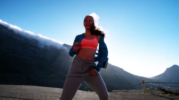 Deportiva mujer realizando danza — Vídeo de stock